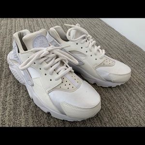 white huaraches nike